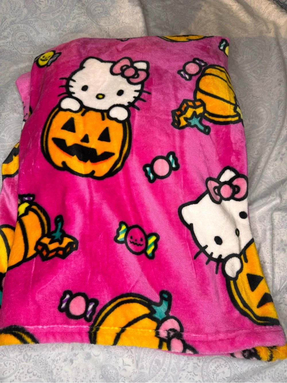 Hello Kitty Halloween Pumpkin Silk Touch Throw Blanket